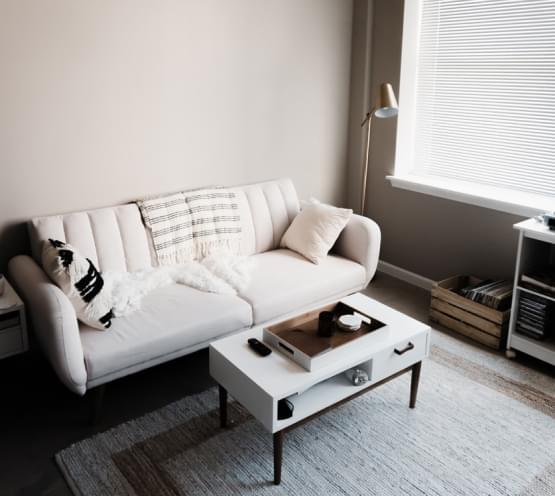 Очень удобная и качественная мебель и большой кожаный диван белого цвета